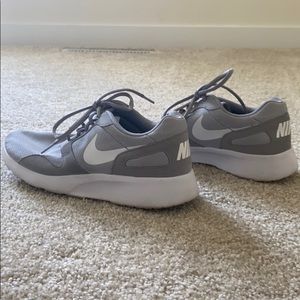 Women’s 9 Nike Tennis Shoes